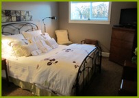 Waterfall Queen B&B Room, Kelowna Dock Inn Bed and Breakfast accommodations